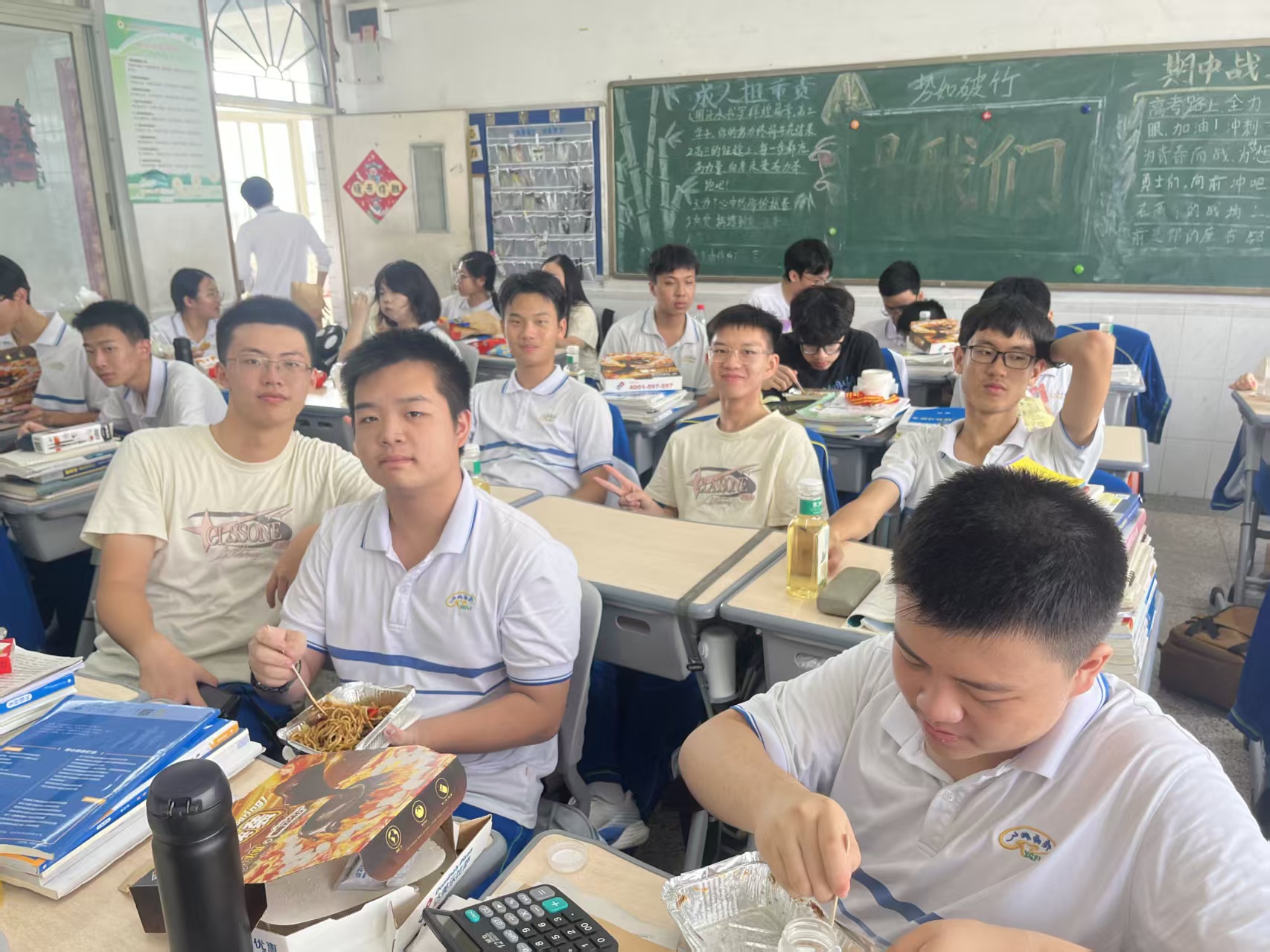似乎是『蠢猪小组』唯一比较清晰的全员合（丑）照